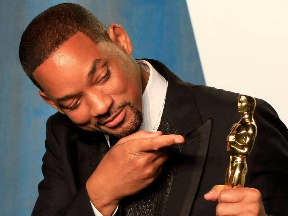 Als ob nichts gewesen wäre: Will Smith nach der Ohrfeige mit dem Oscar. (Bild: imago images/Independent Photo Agency Int.)