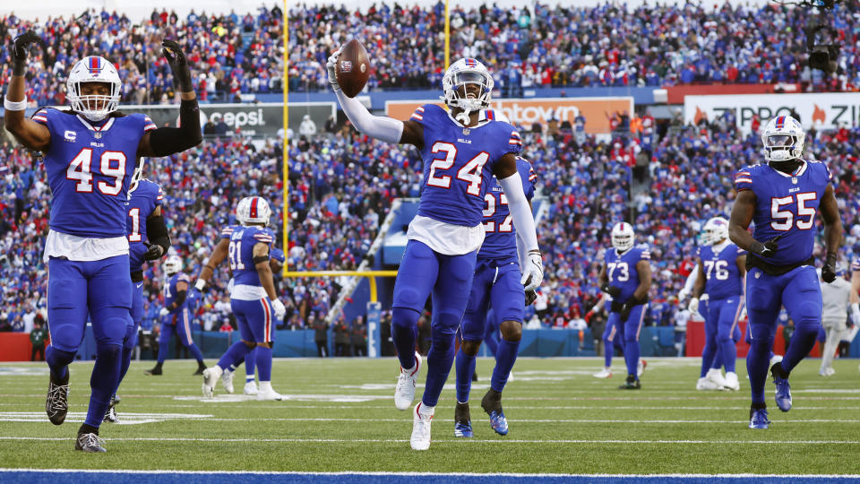 El cornerback Kaiir Elam (24), centro, de los Bills de Buffalo, festeja tras interceptar un pase en duelo ante los Dolphins de Miami, el domingo 15 de enero de 2023, en Orchard Park, Nueva York. (AP Foto/Jeffrey T. Barnes)