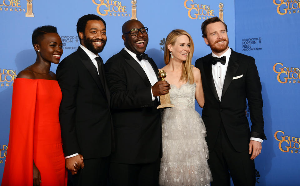 De izquierda a derecha, Lupita Nyong'o, Chiwetel Ejiofor, Steve McQueen, Sarah Paulson y Michael Fassbender, de "12 Years a Slave" posan en la sala de prensa tras su filme ganar el Globo de Oro a la mejor película de drama, el domingo 12 de enero del 2014 en el hotel Beverly Hilton en Beverly Hills, California. (Foto por Jordan Strauss/Invision/AP)