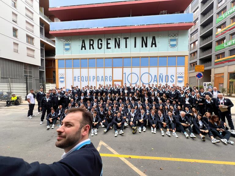 Luciano De Cecco, que será el abanderado de la delegación, saca la selfie con todos los deportistas argentinos en la Villa Olímpica