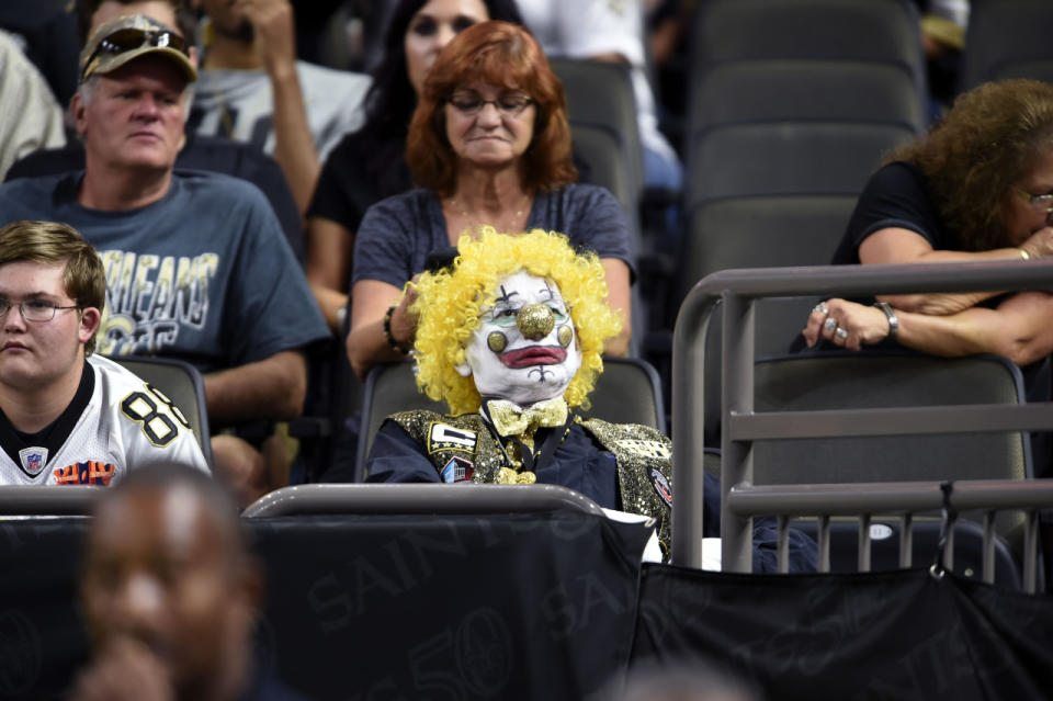 Un hombre vestido de payaso en estadio de New Orleans. (AP)