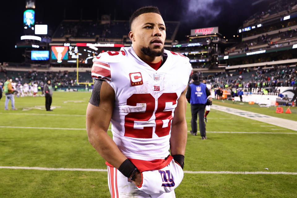 PHILADELPHIA, PA - 21 STYCZNIA: Saquon Barkley #26 z New York Giants schodzi z boiska po przegranej z Philadelphia Eagles 38-7 w meczu NFC Divisional Playoff na Lincoln Financial Stadium 21 stycznia 2023 r. w Filadelfii w Pensylwanii.  (Zdjęcie: Tim Nwachukwu/Getty Images)