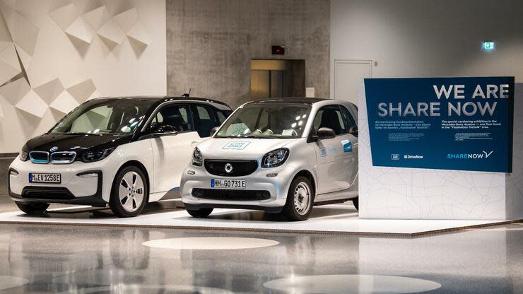 Ein BMW i3 von Drive now und ein Smart Fortwo von Car2Go stehen in einer Ausstellung im Mercedes-Benz-Museum nebeneinander: Die beiden Dienste fusionierten zu Share now. Foto: dpa