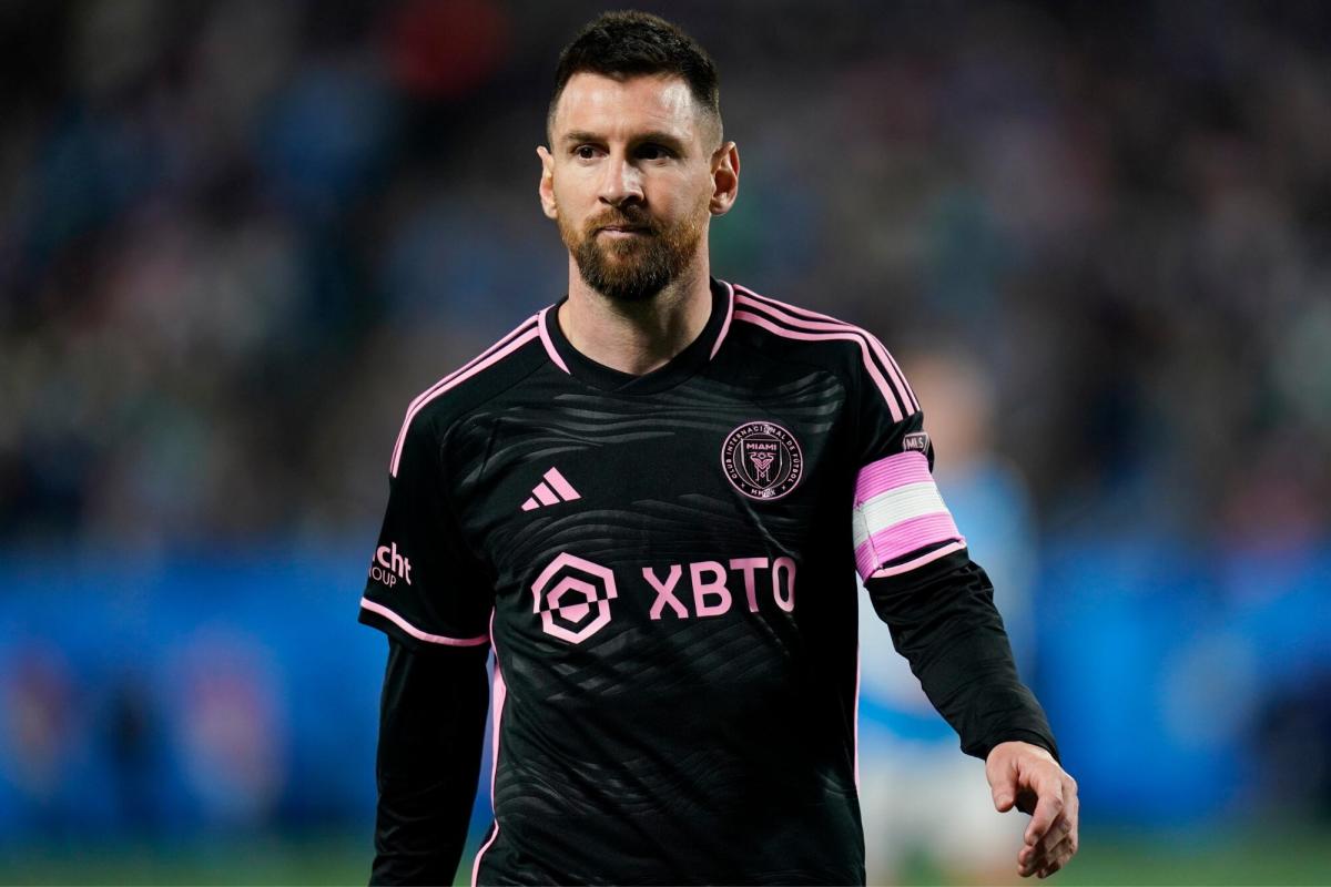 El meteórico ascenso de la camiseta rosa de Messi: cómo se convirtió en la  prenda deportiva de moda en todo el mundo - LA NACION