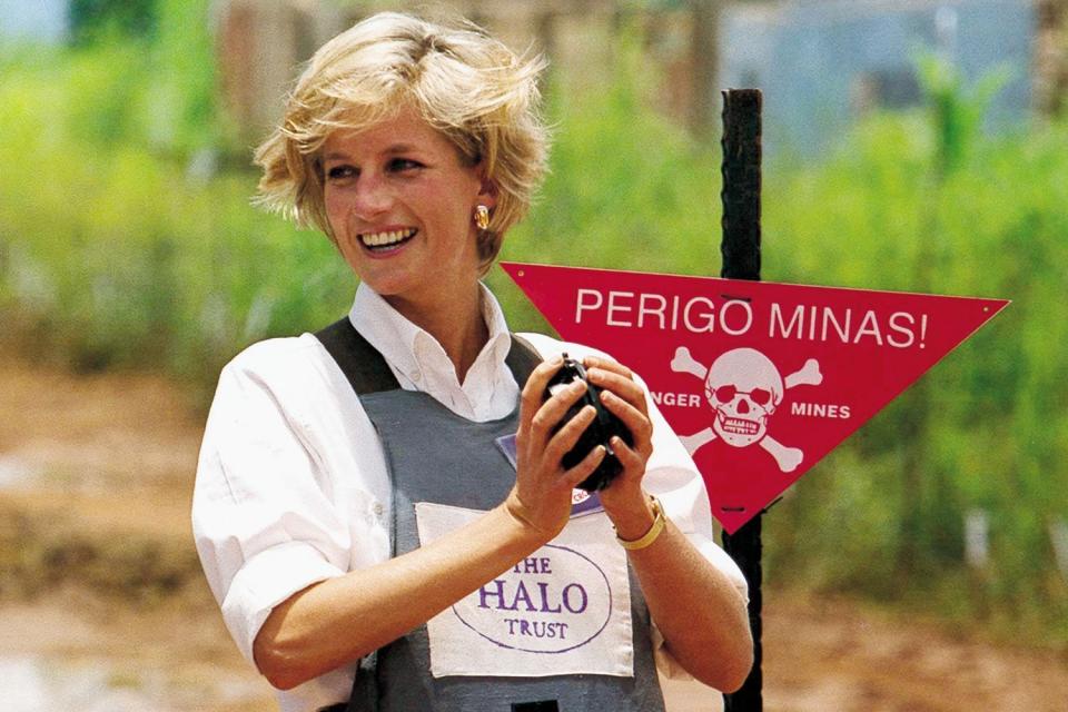 p4 Diana, Princess of Wales holding a defused mine she was given in Huambo, Angola. Pic: MIKE FORSTER (MIKE FORSTER)