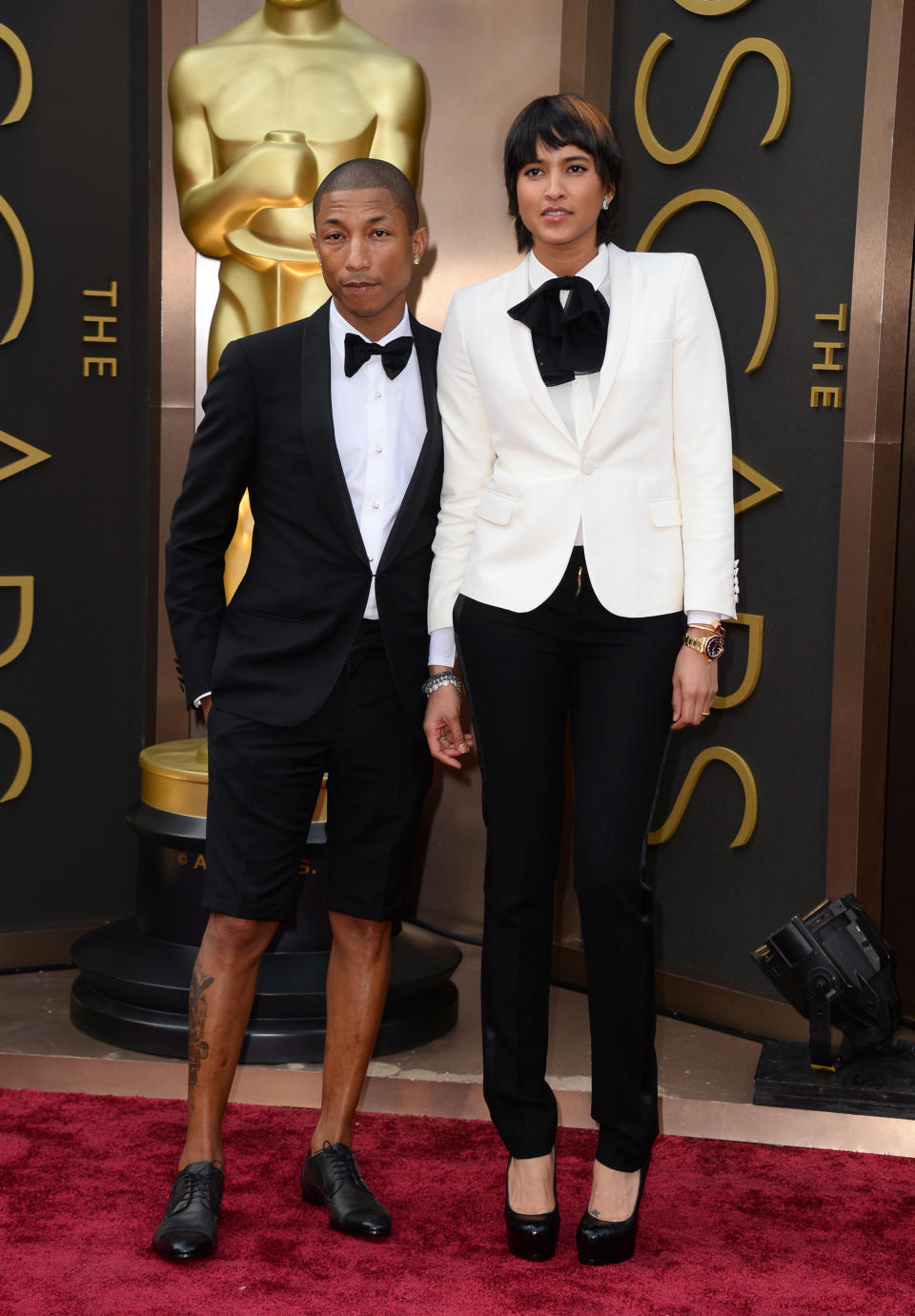 Pharrell Williams, izquierda, y Helen Lasichanh llegan a los Oscar el domingo 2 de marzo de 2014 en el Teatro Dolby en Los Angeles. (Foto Jordan Strauss/Invision/AP)