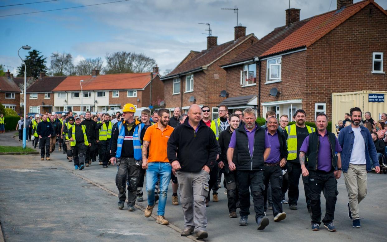 90 local tradespeople in Hull helped the family of a paralysed roofer - BBC