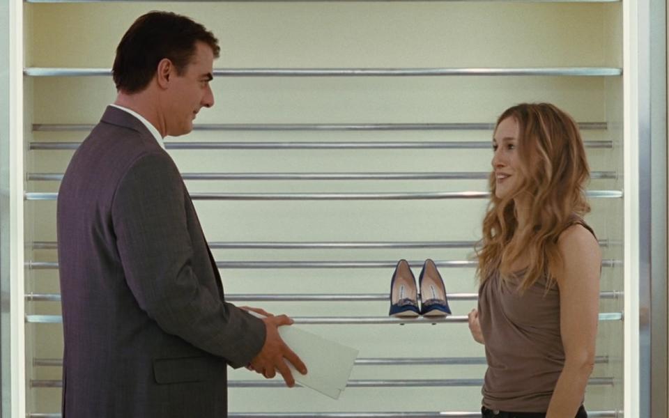 Mr. Big le pide matrimonio a Carrie Bradshaw con los míticos zapatos Hangisi de Manolo Blahnik 