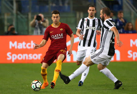 Soccer Football - Serie A - AS Roma vs Juventus - Stadio Olimpico, Rome, Italy - May 13, 2018 Roma's Stephan El Shaarawy in action with Juventus' Gonzalo Higuain and Mattia De Sciglio REUTERS/Alessandro Bianchi