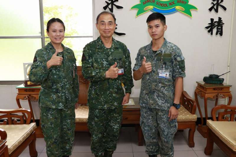 20190920-陸軍士兵余仁翔協助失智老婦返家，指揮官張維燻少將特別予以表揚。（陸軍司令部提供）