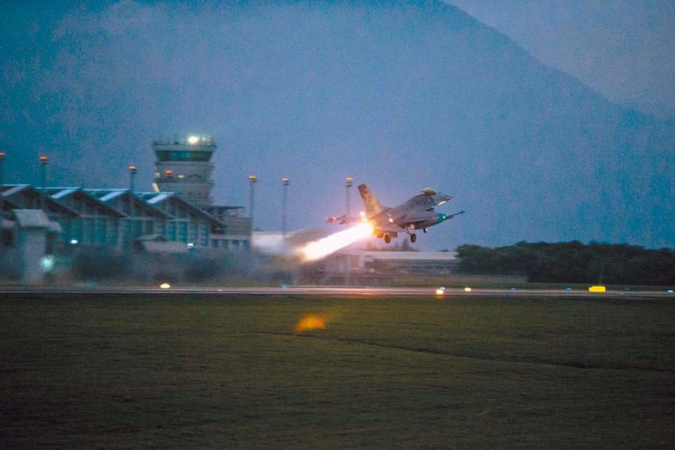 空軍恢復「跨子夜飛行訓練」，引發討論。圖為5聯隊F-16V戰機進行夜航緊急起飛訓練。（示意圖／國防部提供）