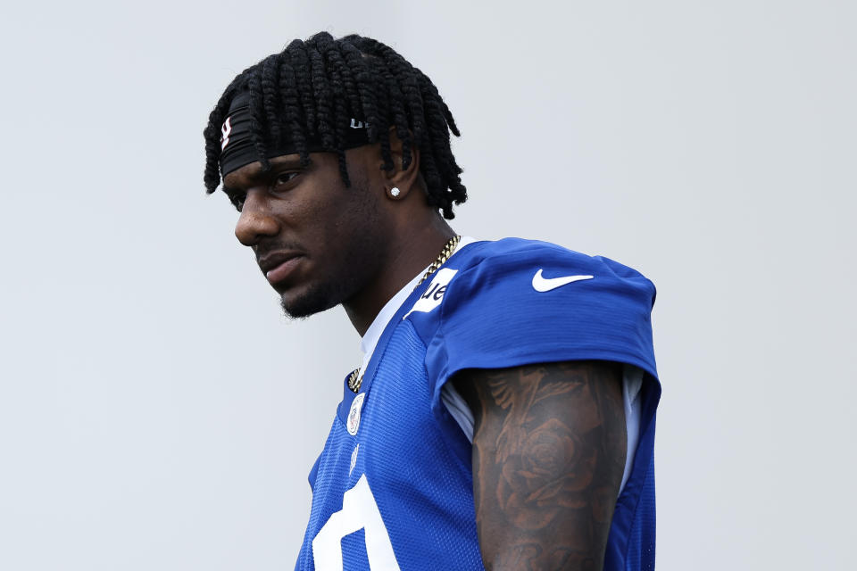 EAST RUTHERFORD, NEW JERSEY - 30 MEI: Malik Nabers #9 van de New York Giants kijkt toe tijdens OTA-trainingen buiten het seizoen in het NY Giants Quest Diagnostics Training Center op 30 mei 2024 in East Rutherford, New Jersey. (Foto door Luke Hales/Getty Images)