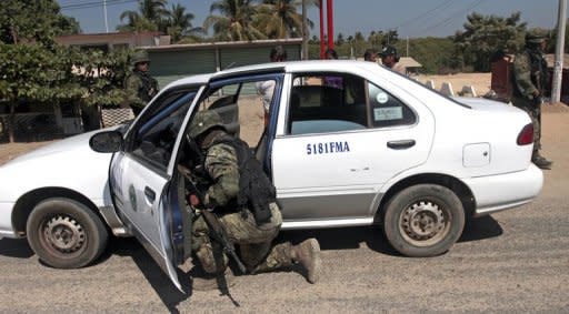 Ante el temor de que las capturas arbitrarias continúen, los pobladores de Lomas de Chapultepec enviaron este sábado una comisión a la montaña de Guerrero donde habitantes de al menos seis municipios crearon recientemente sus propias policías ante las amenazas del crimen organizado y la indiferencia del gobierno estatal, concluyó Sánchez. (AFP | Pedro Pardo)