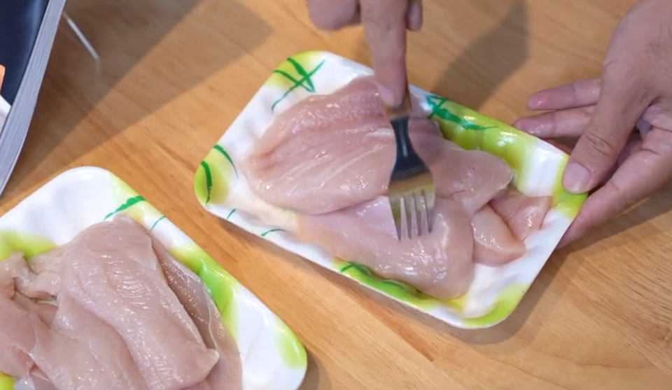將放到常溫的雞胸肉刺出幾個洞，調味時比較容易入味。