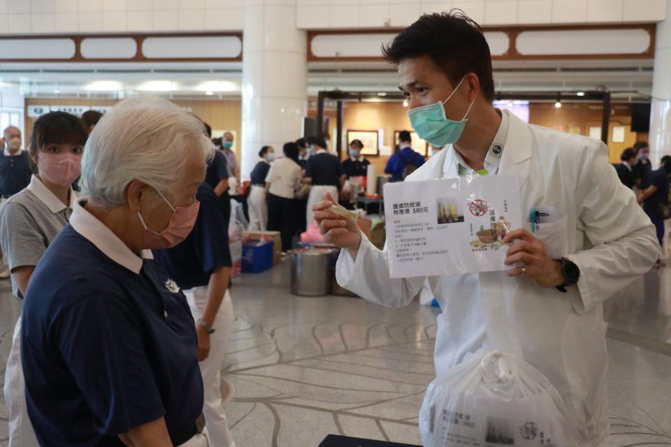 中西醫臨床整合研究中心藥師曾樹城（右）以天然中草藥配方自製防蚊液募愛，要給大家最天然、健康的產品。