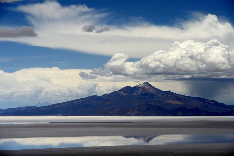 <p>Vista del Salar de Uyuni, el mayor desierto de sal y alto del mundo, a 3.650 metros sobre el nivel del mar, el 12 de enero de 2014 en los Andes, Bolivia (AFP | FRANCK FIFE) </p>