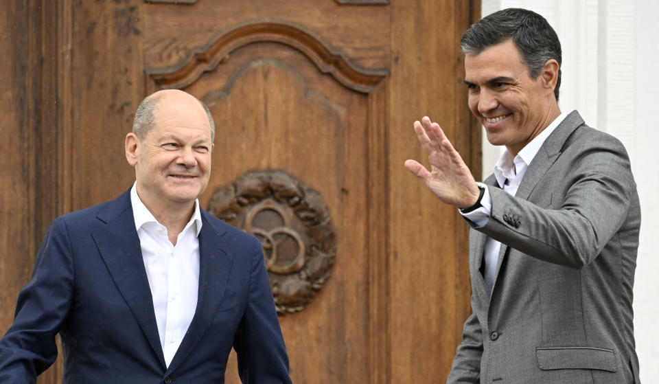 Olaf Scholz y Pedro Sánchez se ven las caras en esta cumbre bilateral donde ambos tienen mucho que ganar y perder. Foto: TOBIAS SCHWARZ/AFP via Getty Images