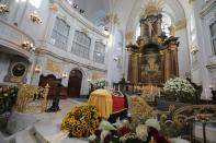 Eingehüllt in einer Fahne der Bundesrepublik Deutschland wurde der Sarg des gebürtigen Hamburgers vor dem Altar aufgebahrt.