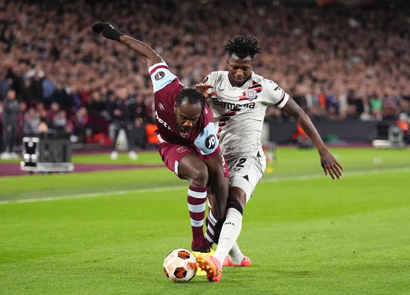 West Ham United's Michail Antonio (L) and Bayer Leverkusen's Edmond Tapsoba battle for the ball during the UEFA Europa League, quarter-final second leg soccer match between West Ham United and Bayer Leverkusen at the London Stadium. John Walton/PA Wire/dpa