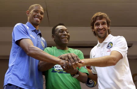 Cuba's soccer player Yenier Marquez (L), former Brazilian soccer star Pele (C) and New York Cosmos player Raul Gonzalez (R) shake hands after a news conference in Havana June 1, 2015. REUTERS/Enrique de la Osa