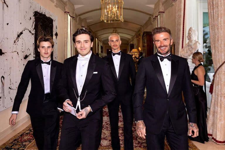 Brooklyn el día de su boda, junto a sus hermanos y su padre, David Beckham 