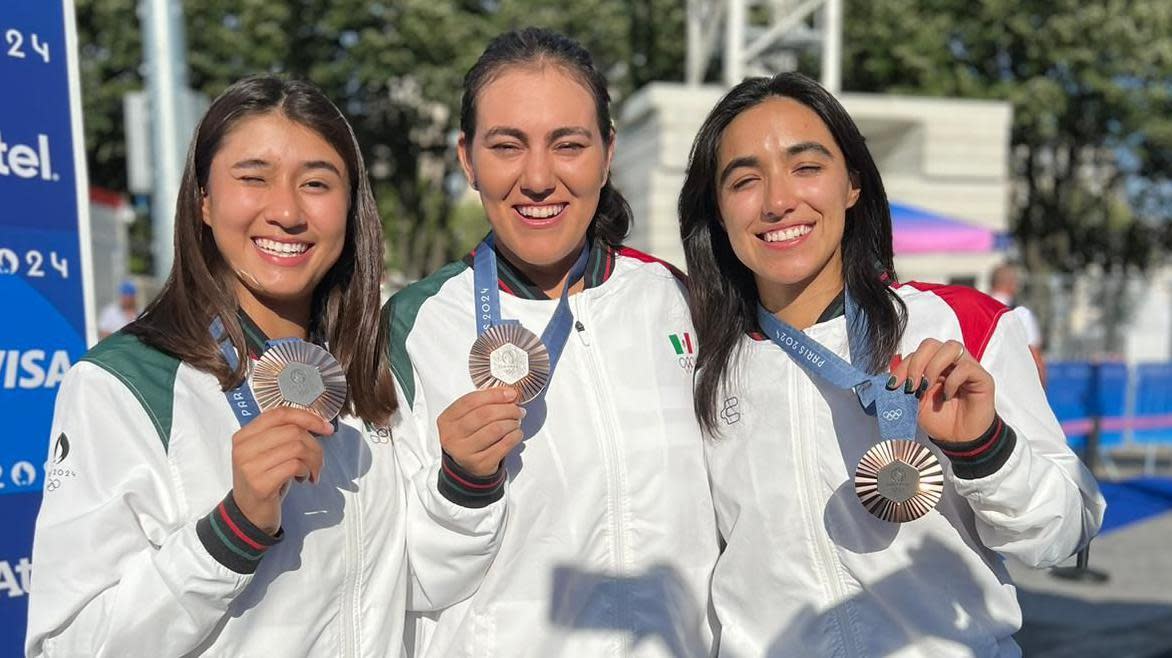El equipo de tiro con arco femenino de México, ganador de la medalla de bronce