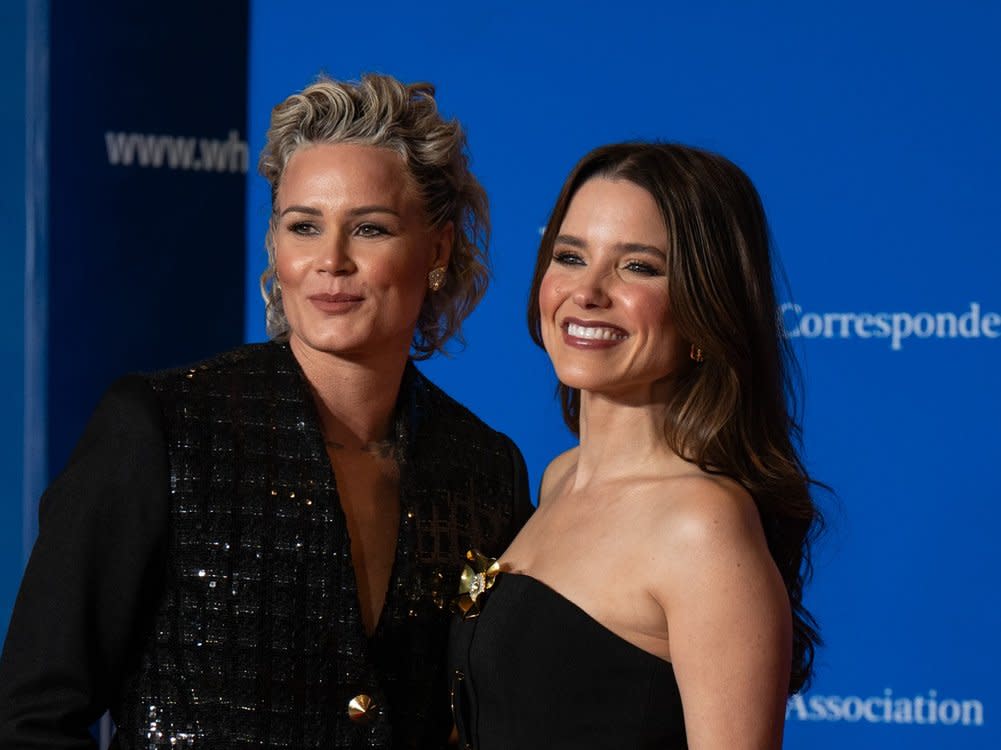 Ashlyn Harris und Sophia Bush zeigten sich am 27. April glücklich den Fotografen in Washington. (Bild: Annabelle Gordon/ddp/Sipa USA)