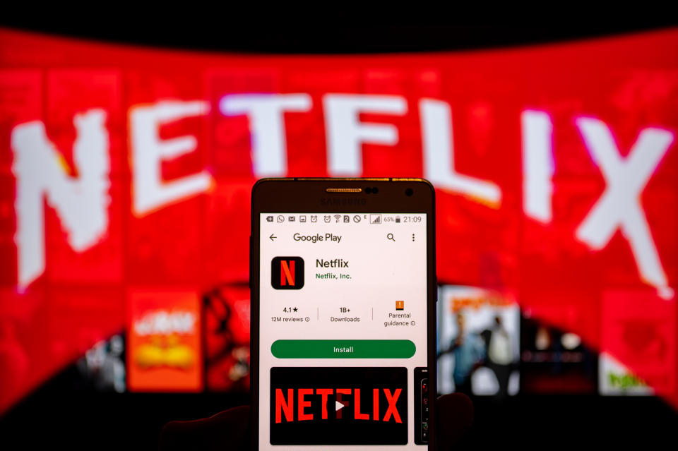 Schluss mit dem Sharing: Netflix unterbindet künftig das Teilen von Accounts bei Personen, die nicht im gleichen Haushalt leben.  (Illustration: Jonathan Raa/NurPhoto via Getty Images)