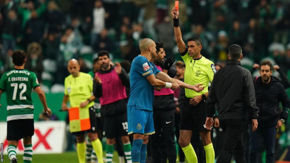 Pepe recibe la tarjeta roja por el Porto ante el Sporting