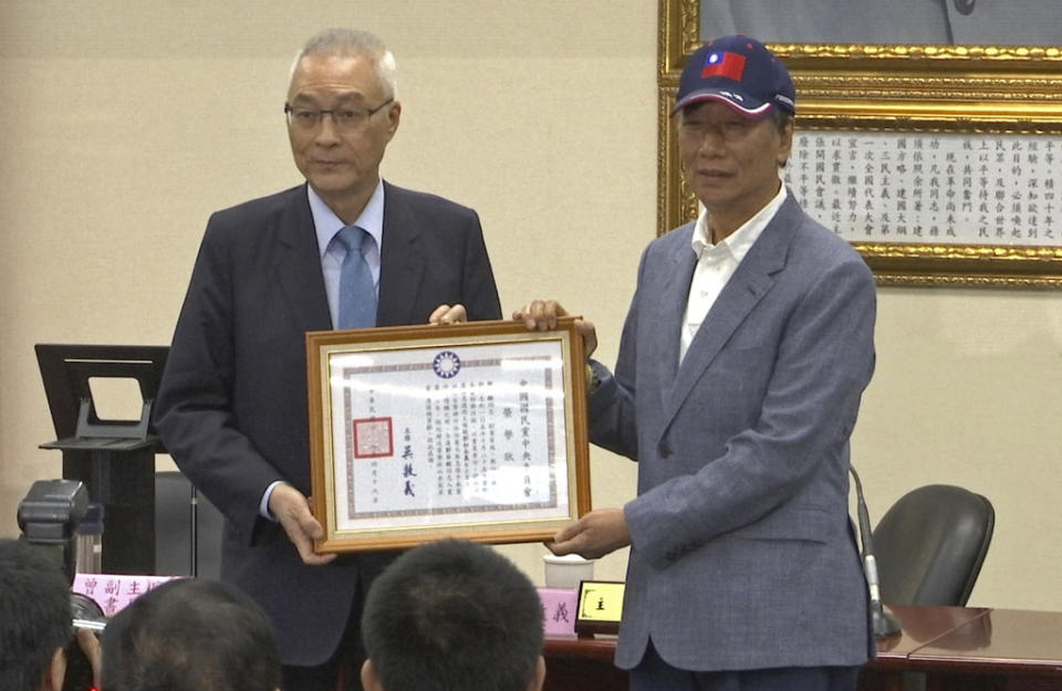 國民黨主席吳敦義（左）向郭台銘頒發榮譽獎狀。美聯社