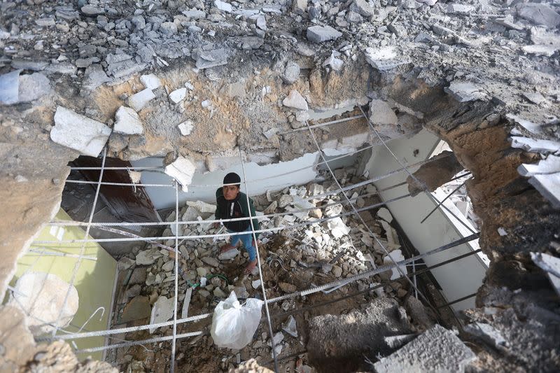 Un palestino inspecciona el lugar de un ataque israelí contra una casa, en medio del conflicto en curso entre Israel y Hamás, en Jan Yunis, en el sur de la Franja de Gaza