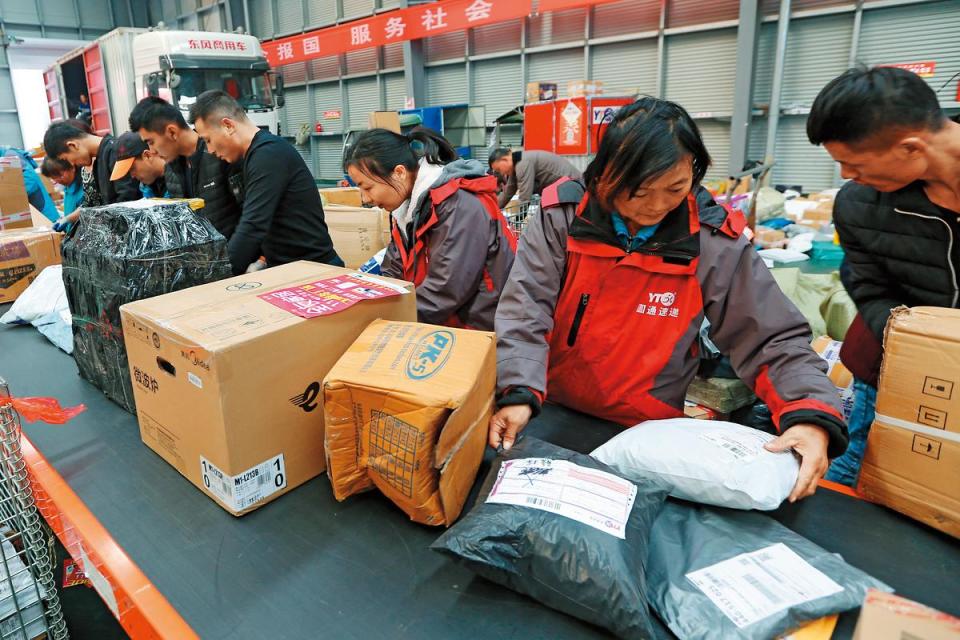 雙11購物節之後，物流公司忙翻天，集貨送到台灣可能需要2星期，甚至還不保證能收到。