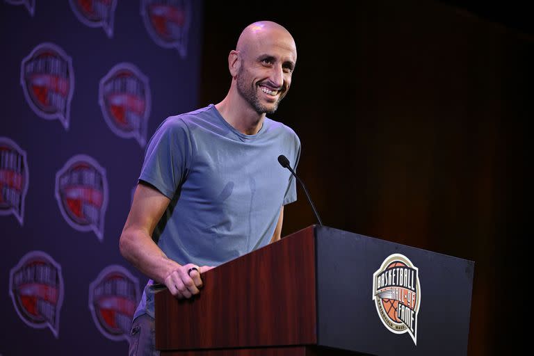 Manu Ginóbili speaks sonríe en la conferencia de prensa previa a su ingreso al Salón de la Fama