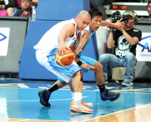 Rain or Shine's Paul Lee and San Mig's Mark Barroca. (PBA Images)