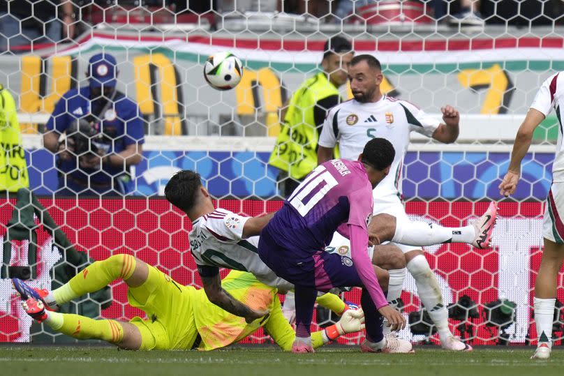 El alemán Jamal Musiala (centro) anota el primer gol de su equipo contra Hungría en Stuttgart.