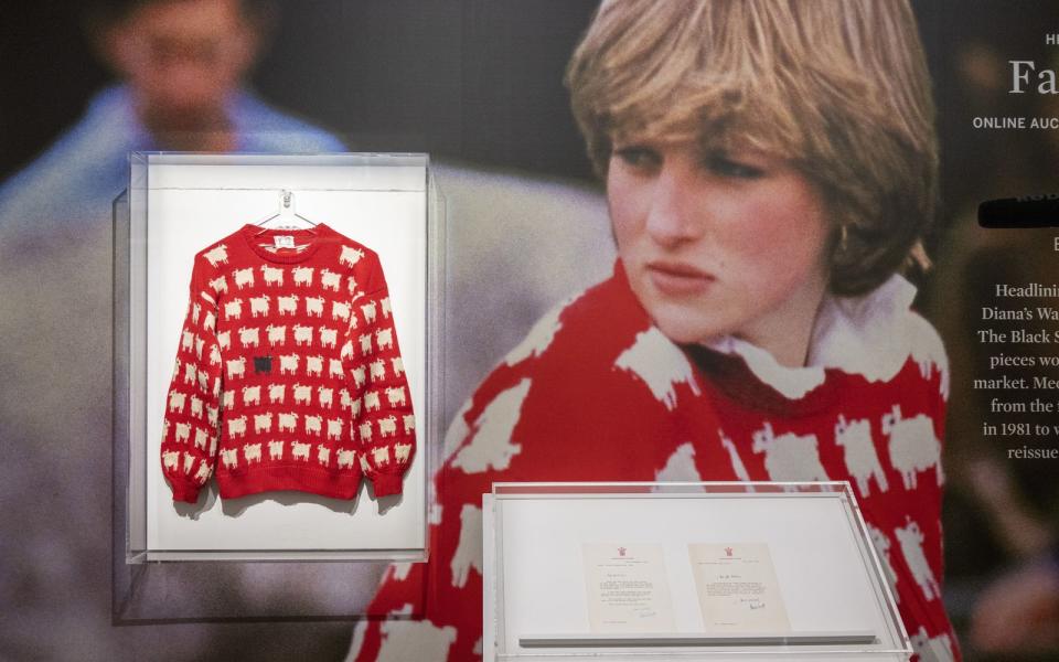 Rekord! Der rote Schaf-Pullover von Lady Diana wurde für 1,143 Millionen Dollar versteigert. (Bild: 2023 Getty Images/Ray Tang/Anadolu Agency)