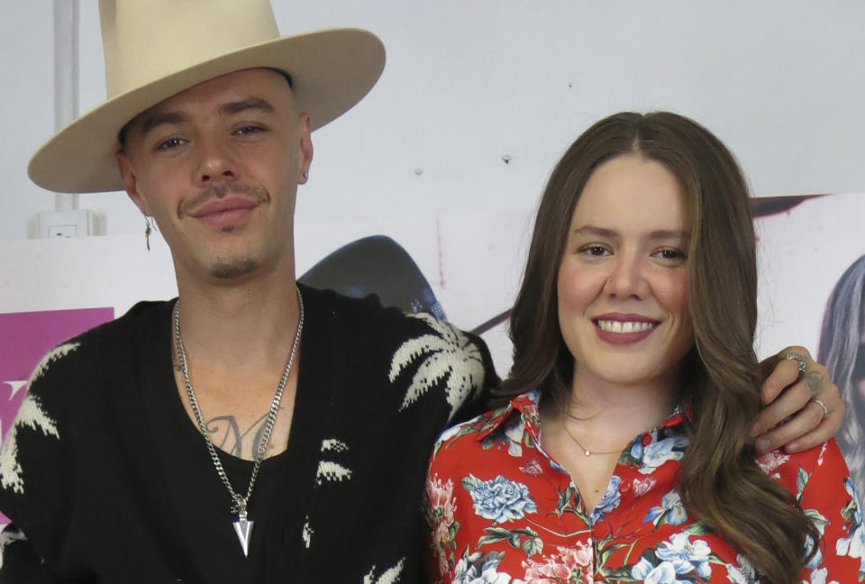 En esta foto del 10 de abril del 2018, Jesse, a la izquierda, y Joy, del dúo pop Jesse & Joy, posan en la Ciudad de México. Los hermanos mexicanos-estadounidenses están promoviendo el voto latino para las elecciones legislativas de noviembre en Estados Unidos con una serie de conciertos en California, Texas y Arizona que comienza el martes 23 de octubre en San Diego. (AP Foto/Berenice Bautista, Archivo)