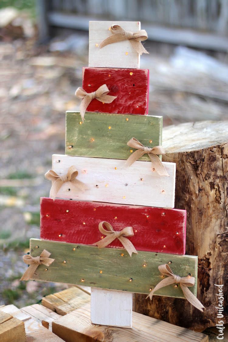 21) Pallet Wood Christmas Tree with Lights