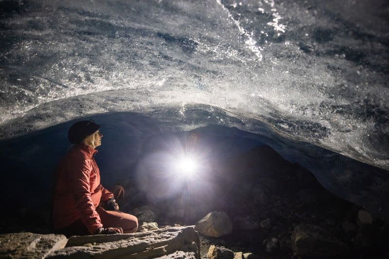 Austrian glaciologists explore cavity of disintegrating glacier near Galtuer