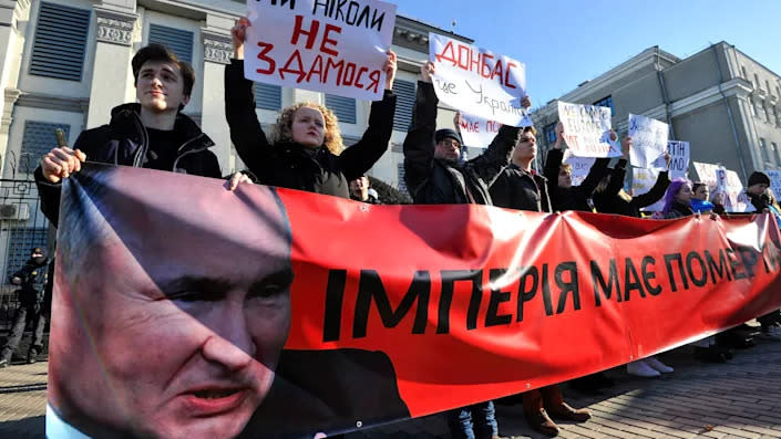 Manifestantes ucranianos cerca de la embajada rusa en Kiev el martes (Sergei Chuzavkov / SOPA Images / LightRocket a través de Getty Images).