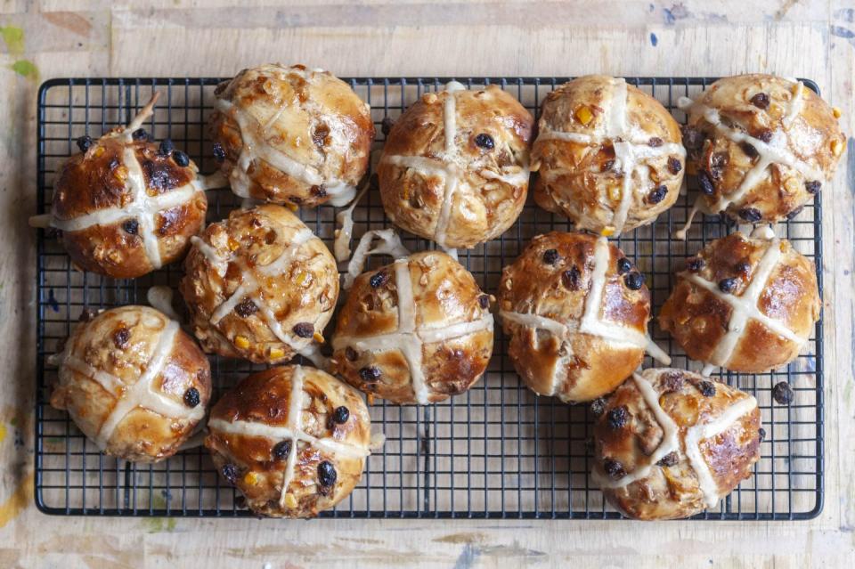 littlebourne, kent, england, uk 2 april 2021 fresh hot cross buns on a wire rack