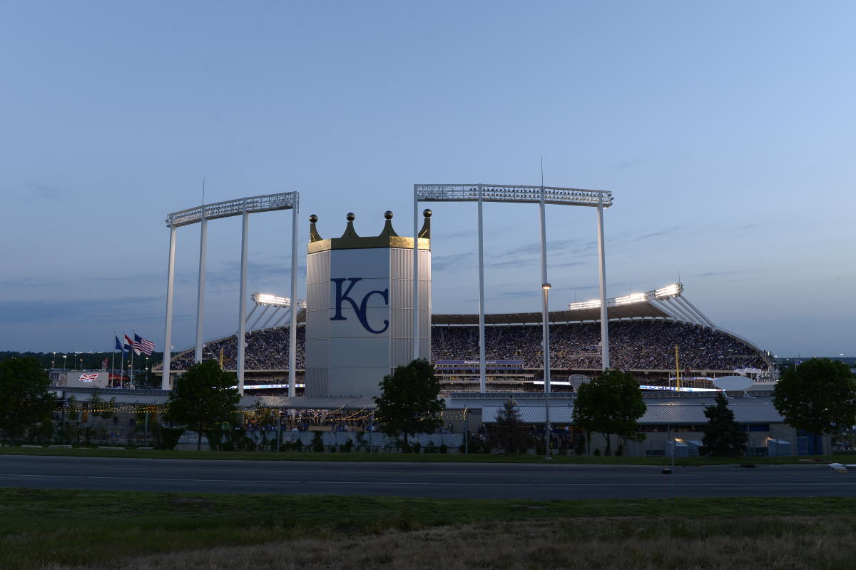 Kauffman Stadium fountain leak delays Cleveland Indians vs. Kansas City  Royals: see social media reaction 