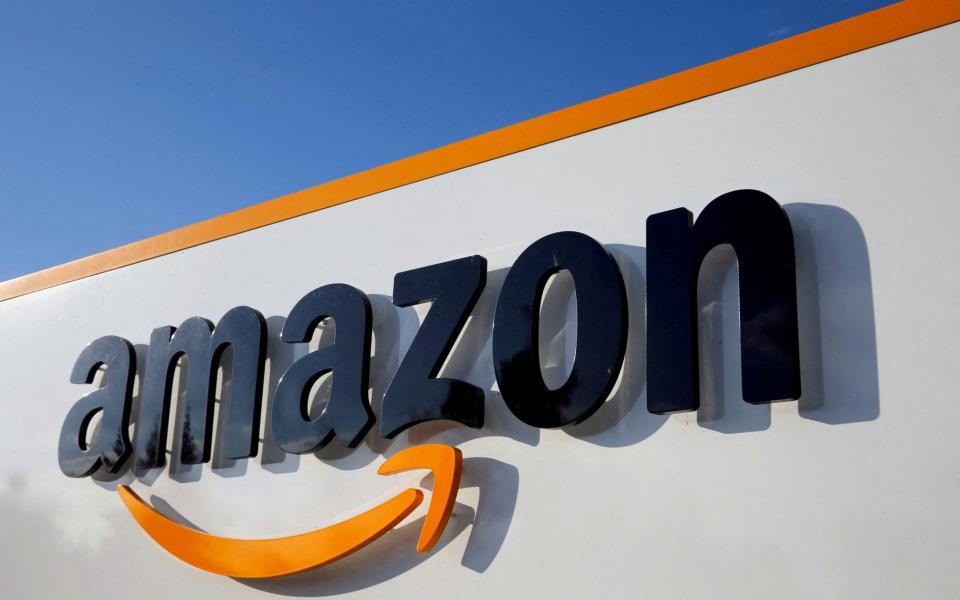 LLUN Y FFEIL: Gwelir logo Amazon yng nghanolfan logisteg y cwmni yn Boves, Ffrainc, Awst 8, 2018. REUTERS/Pascal Rossignol/File Photo - PASCAL ROSSIGNOL/REUTERS