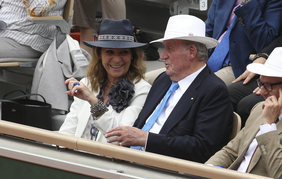 PARIS, FRANCE - JUNE 9: Infanta Elena, Duchess of Lugo and her father Juan Carlos I of Spain cheer for Rafael Nadal of Spain during the men's final on day 15 of the 2019 French Open at Roland Garros stadium on June 9, 2019 in Paris, France. (Photo by Jean Catuffe/Getty Images)