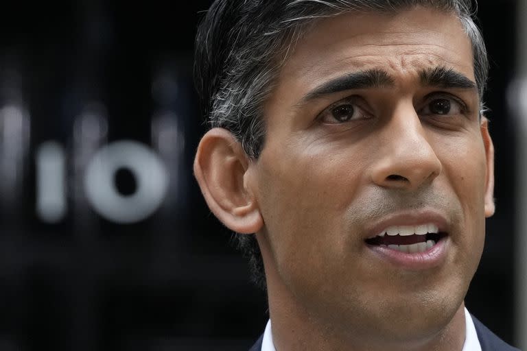 El primer ministro de Gran Bretaña, Rishi Sunak, ofrece un discurso a las puertas de su residencia oficial, en Downing Street, Londres, el 25 de octubre de 2022. (AP Foto/Frank Augstein)