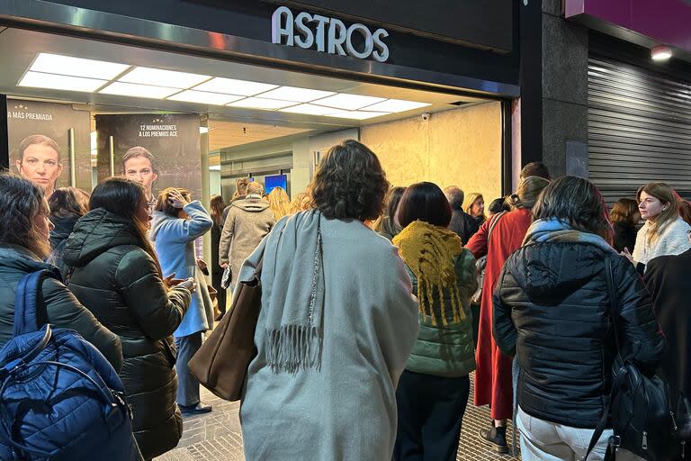 Imagen de este martes con el público ingresando al Astros para ver Yo no duermo la siesta, de Paula Marull