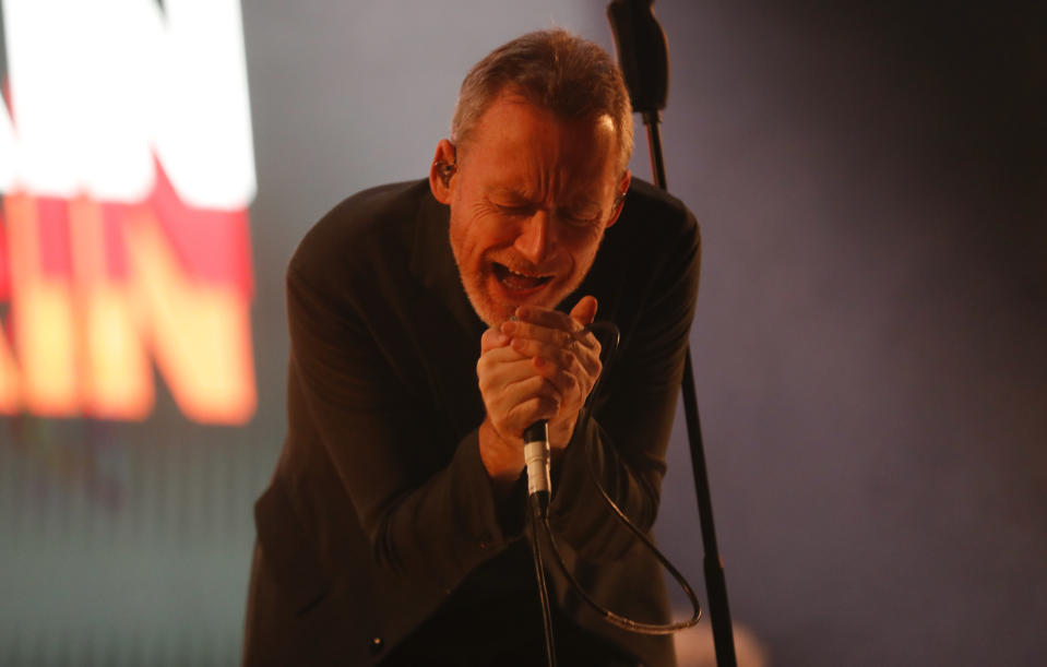 Jim Reid de la banda escocesa The Jesus and Mary Chain durante su concierto en el festival Corona Capital en la Ciudad de México el sábado 17 de noviembre de 2018. (Foto AP/Eduardo Verdugo)