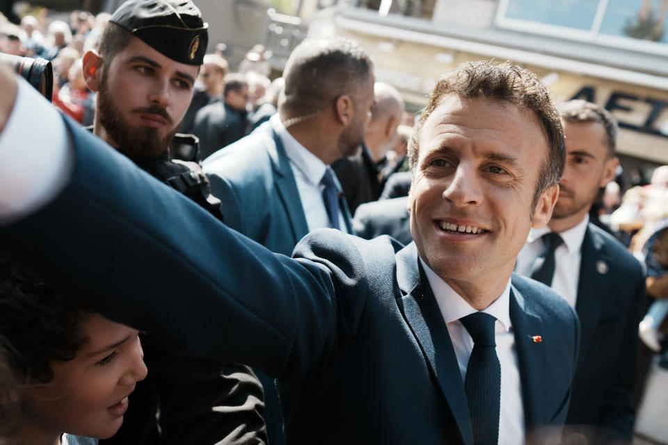 Emmanuel Macron, Pr&#xe4;sident von Frankreich, sch&#xfc;ttelt auf dem Weg zum Wahllokal die H&#xe4;nde von Gratulanten. (Foto: Thibault Camus/AP/dpa)
