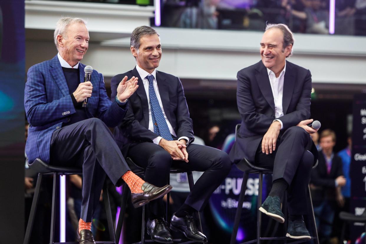 Eric Schmidt, Rodolphe Saadé et Xavier Niel lors d’une conférence sur l’IA ce 17 novembre.