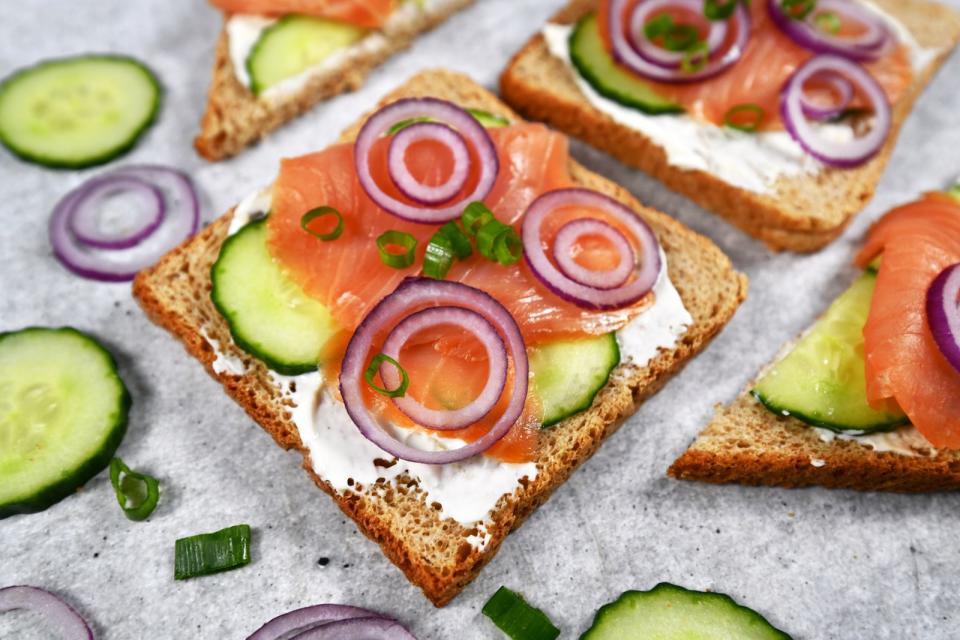 Auf eine Scheibe Toast passt so gut wie jedes Topping: Avocado, Lachs, Käse, Schinken oder Marmelade. Aber wie wäre es mit einem Hot-Dog-Toast? Dafür werden Toastscheiben kurz angeröstet, mit Wiener Würstchen-Scheiben, Senf und Ketchup, Röstzwiebeln sowie einer Scheibe Käse belegt. Der Snack ist nach 15 bis 20 Minuten im Ofen genussfertig. (Bild: iStock/Firn)